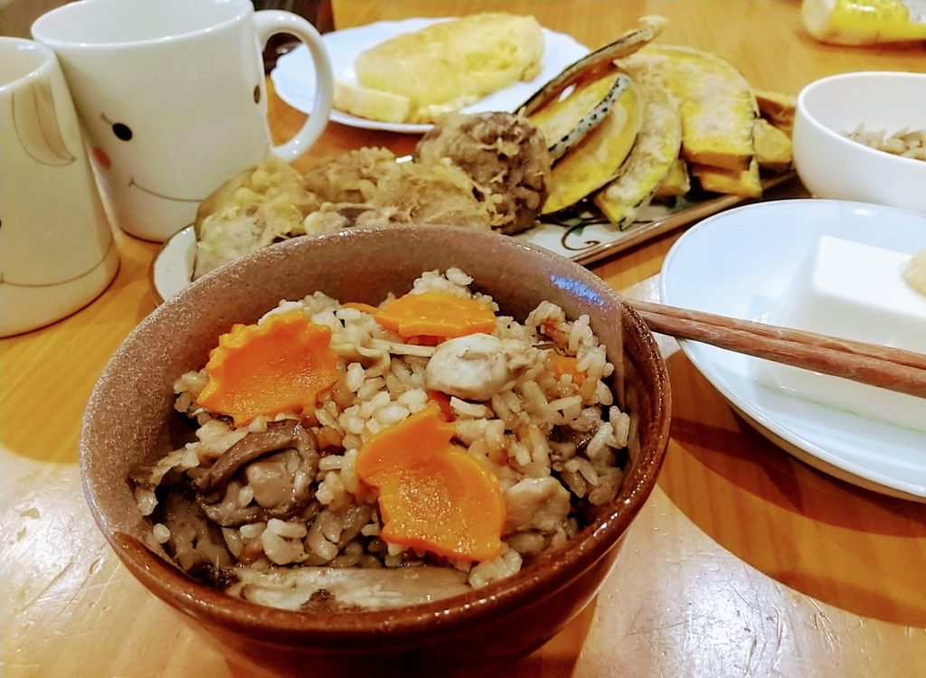 秋の味覚 椎茸と鶏もも肉の炊き込みご飯の簡単作り方 レシピ ねずみとうさぎの台所