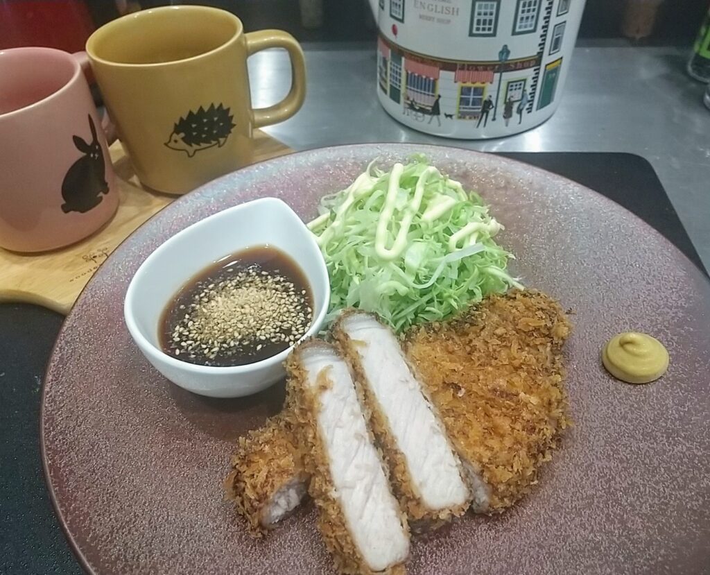 ねずみシェフが作るサクサク旨味とんかつの簡単作り方 レシピ 味噌入りバッター液で旨味アップ ねずみとうさぎの台所